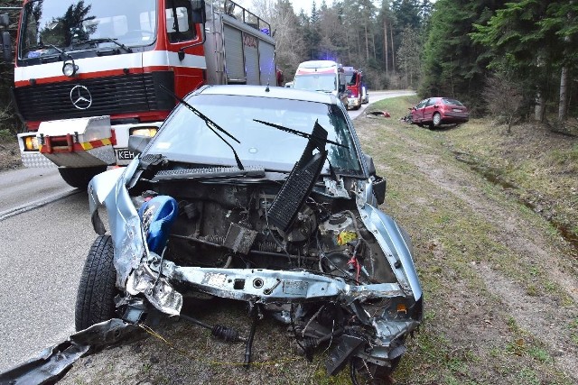 Dwa samochody osobowe zderzyły się w czwartek rano na jednym z zakrętów na leśnym odcinku drogi pomiędzy Kielcami, a Zagnańskiem. Po porannym przymrozku na drodze było ślisko, rano lekko prószył też śnieg. ZOBACZ WIĘCEJ NA KOLEJNYCH SLAJDACH >>>