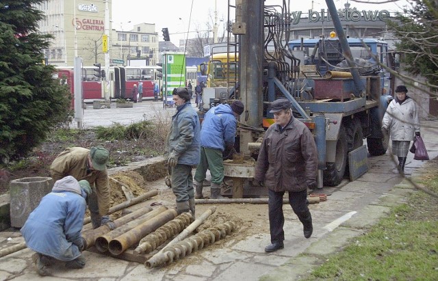 Dzięki odwilży ekipa badająca podłoże mogła przystąpić do prac ziemnych.