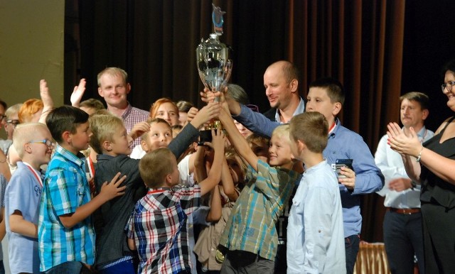 Zawodnicy Akademii Piłkarskiej Korona ze Stąporkowa z pucharem za zwycięstwo w klasyfikacji łącznej ligi Primo Cup.