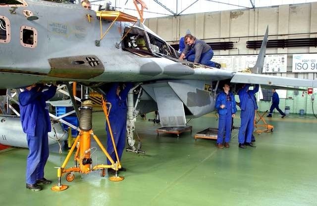 Wojskowe Zakłady Lotnicze nr 2 naprawiają nie tylko sprzęt polskiej armii. Mają zbudować halę do remontu wielkich samolotów pasażerskich
