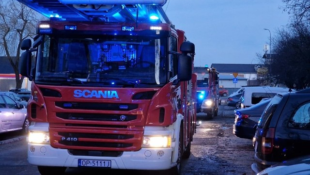 Pożar w budynku wielorodzinnym w Skorogoszczy. Podczas dogaszania mieszkania znaleziono zwłoki mężczyzny