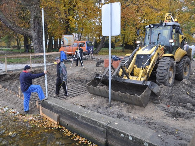 Budowa nowych schodów w szczecineckim parku, tak to wyglądało na początku października zeszłego roku.