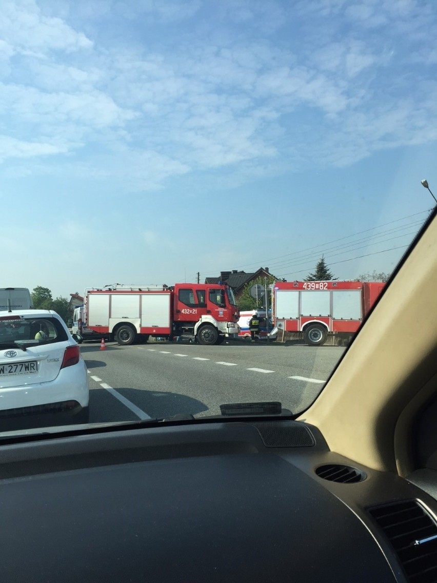 Wypadek w Bąkowie. Ciężarówka wpadła do rowu