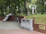 Zniszczona tablica pamiątkowa pod Krzyżem Wołyńskim na Starym Cmentarzu w Słupsku