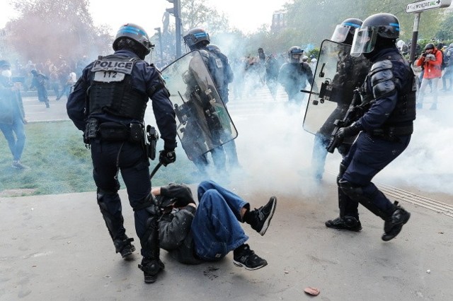 "Le Monde": Policja nie rozwiąże kryzysu politycznego we Francji.