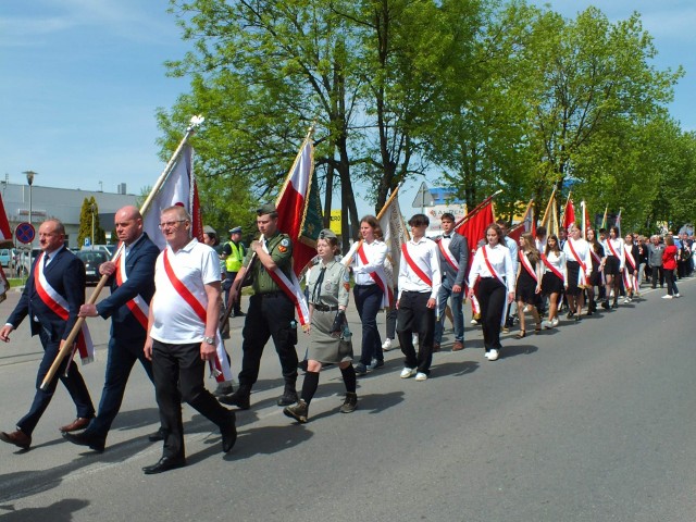 Poczty sztandarowe w drodze przed Pomnik Niepodległości w Starachowicach.