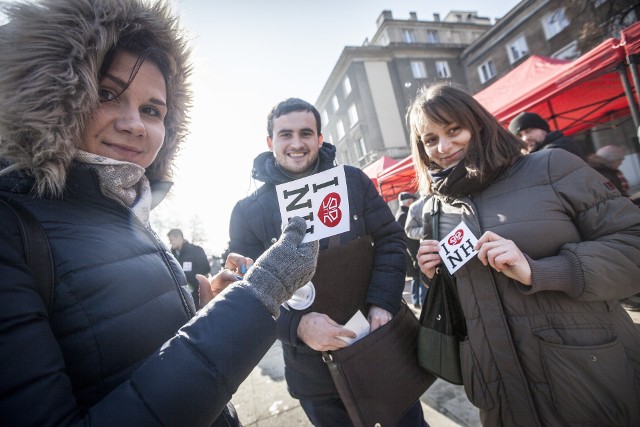 Mieszkańcy Nowej Huty są szczególnie zw  iązani ze swoją najbliższą okolicą (na zdj. lutowa akcja promocji dzielnicy)