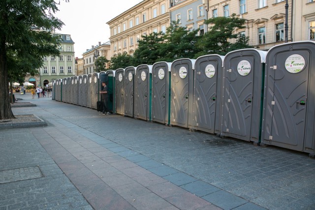 Toalety przenośne ustawione na Rynku Głównym przed ŚDM