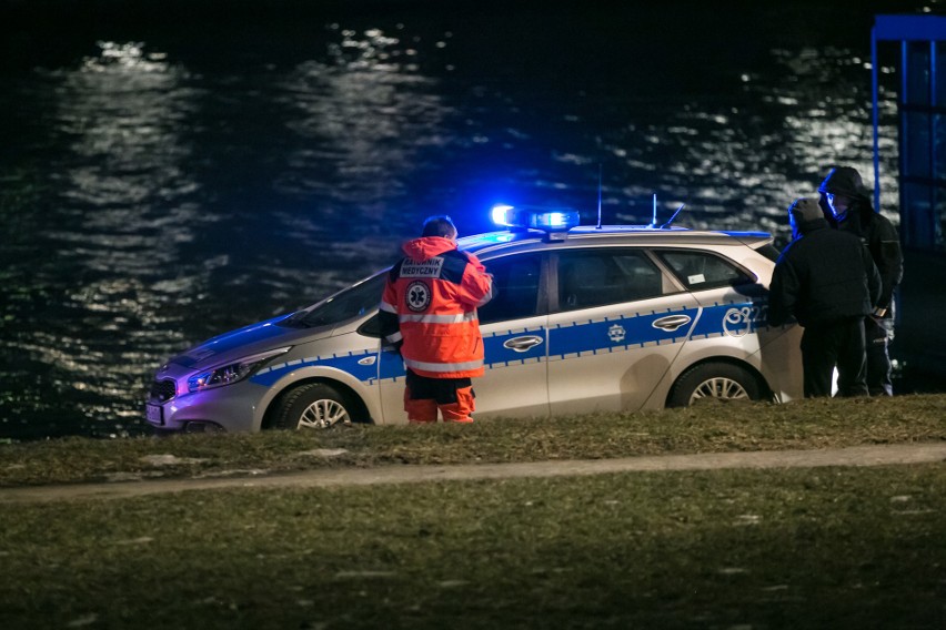 Z Wisły w centrum Krakowa wyciągnięto zwłoki [KRÓTKO]