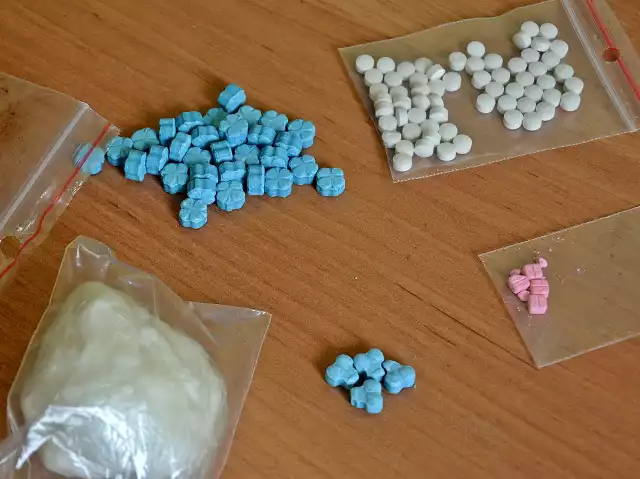 W mieszkaniu 38-latka znaleziono prawie 50 g białego proszku oraz ponad 100 tabletek. Wstępne badania narkotesterem wykazały, że to amfetamina i ekstazy.