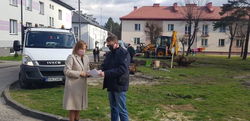 W Stąporkowie będzie więcej miejsc parkingowych. Trwa budowa przy Placu Wolności [ZDJĘCIA] 