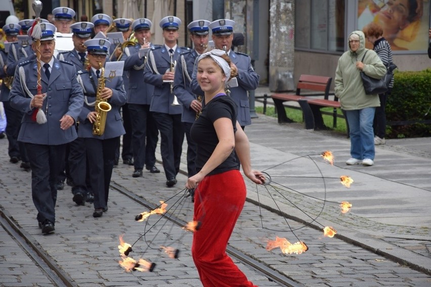 Kapelusze przemaszerowały przez miasto (ZDJĘCIA, FILM)