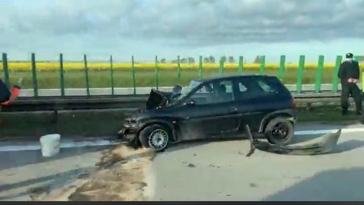 Wypadek na 128. kilometrze autostrady A4, na jezdni w...