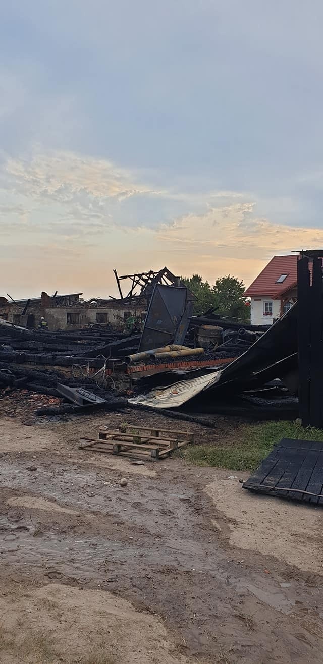 Sokoły. Wielki pożar w gminie Gołdap. Ogień strawił garaże, stodołę i budynek gospodarczy. Trwa zbiórka pieniędzy [ZDJĘCIA]