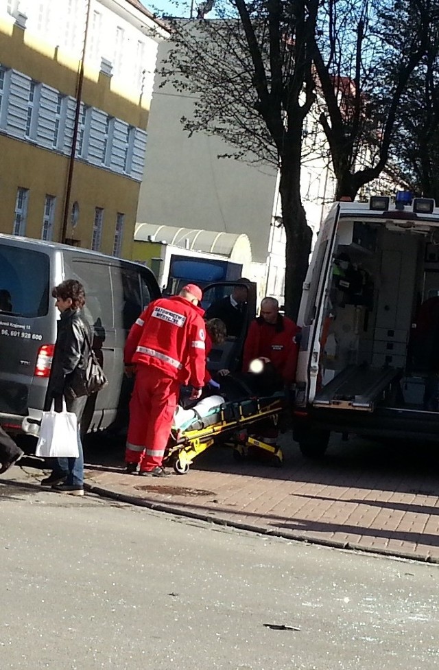 Karawan pogrzebowy wjechał w taksówkę w Słupsku.