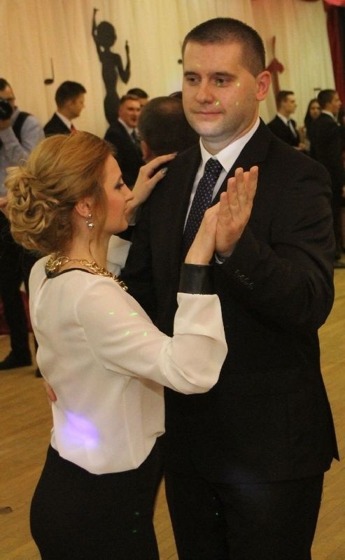 Nowy burmistrz Chmielnika Paweł Wójcik tańczy z uczennicą.