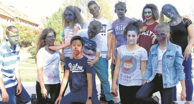 Grupa modeli po warsztatach zombie i makijażu scenicznego, które cieszyły się wielkim powodzeniem