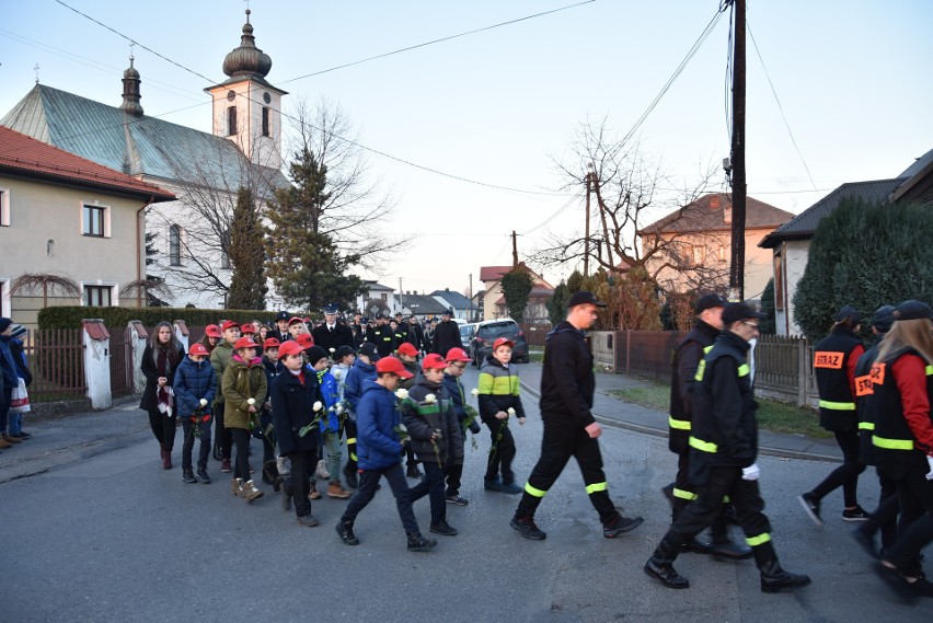 Ostatnia droga Wioli, strażaczki z Łęk. Spoczęła na cmentarzu w Bielanach. Na pogrzebie było kilka tysięcy osób [ZDJĘCIA]