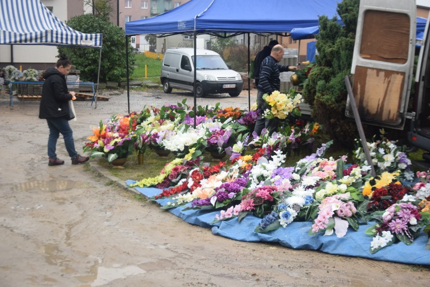 Znicze, kwiaty, wiązanki na groby na targu w Wierzbicy. W jakich były cenach w niedzielę 22 października? Zobacz zdjęcia