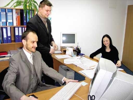 Katarzyna Rokosz z Wektor Consulting (pierwsza z prawej) i jej szefowie (od prawej): Wiktor Cichoń i Mariusz Lipiński są pewni, że Agencja Pracy Tymczasowej zda egzamin na mieleckim rynku.