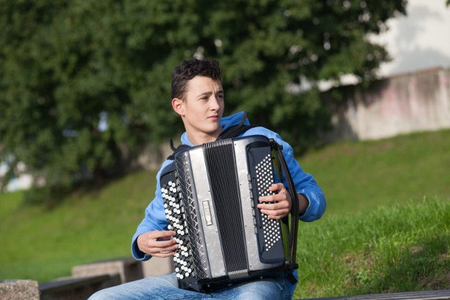 Lukas jest uczniem trzeciej klasy Państwowej Szkoły Muzycznej II st. im. Fryderyka Chopina w Opolu. Równolegle uczy się w Gimnazjum Plastycznym.
