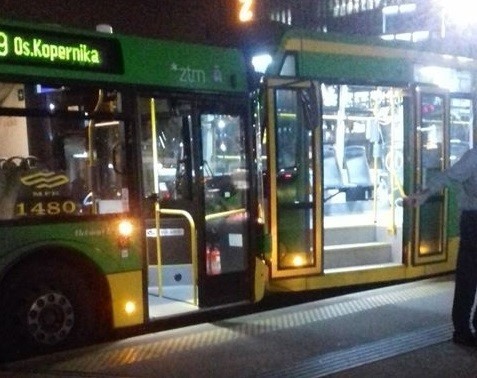 W piątek po godzinie 17 na rondzie Kaponiera zderzył się tramwaj z autobusem. Ruch był wstrzymany, ale nikt nie został poszkodowany.