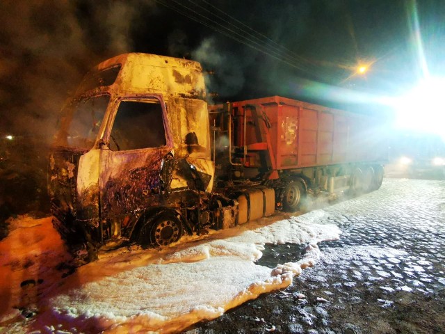 W nocy z soboty na niedzielę w miejscowości Łęgi w gminie Połczyn-Zdrój doszło do pożaru ciągnika siodłowego.
