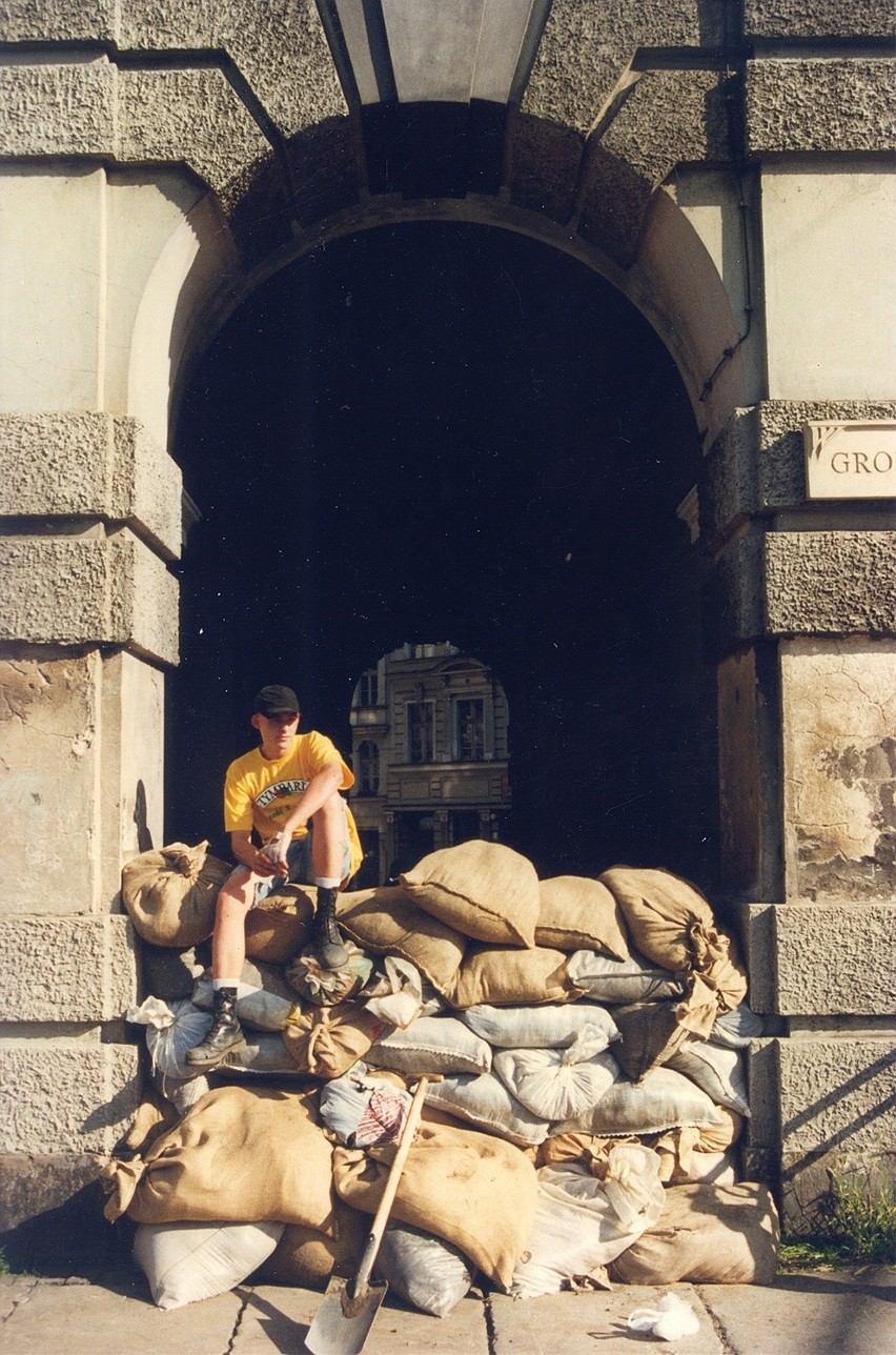 Wrocław 12-07-1997. Worki z piaskiem zabezpieczające przed...