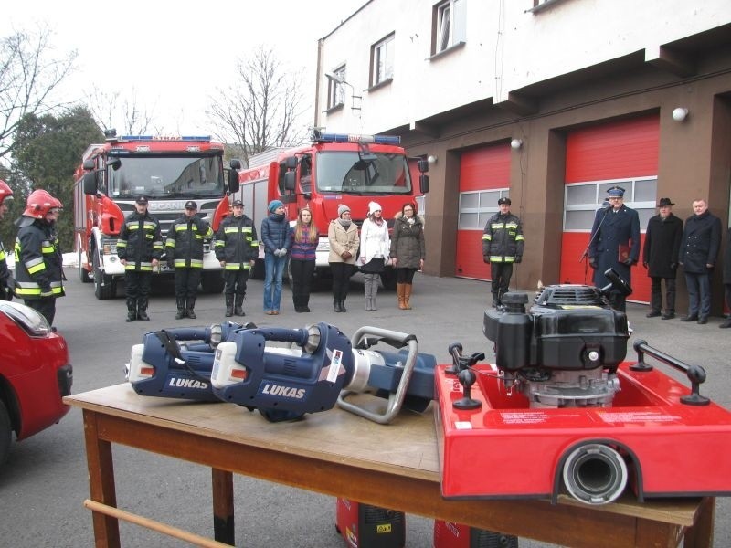 Nowy sprzęt za 200 tys. zł otrzymali wodzisławscy strażacy....