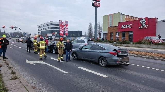 Tak wyglądała kolizja, którą spowodował 82-letni lekarz emeryt w Toruniu. Tuz po godzinie 8.00 rano miał we krwi około 1,5 promila alkoholu. Zderzyło się kilka aut i cudem nie doszło do tragedii...