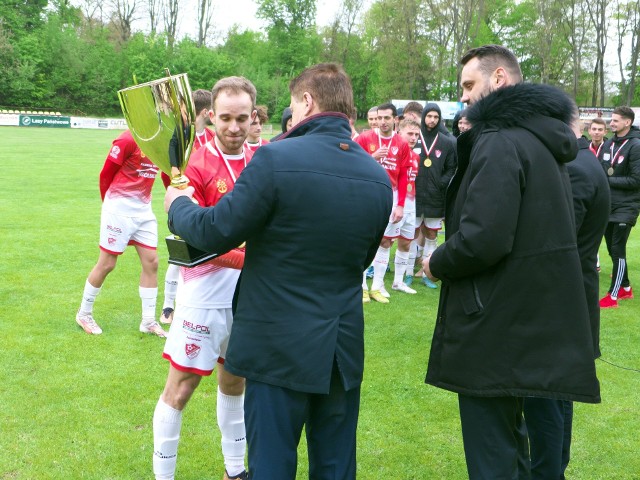 KS Wiązownica (czerwone stroje) zdobyła Puchar Polski na szczeblu Podokręgu Jarosław.