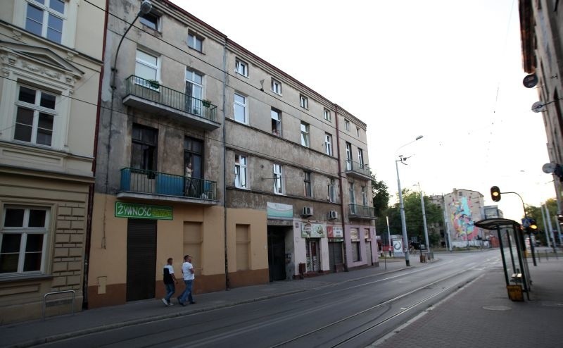 Dramat przy ul. Kilińskiego! 16-miesięczna dziewczynka wypadła z okna [zdjęcia]