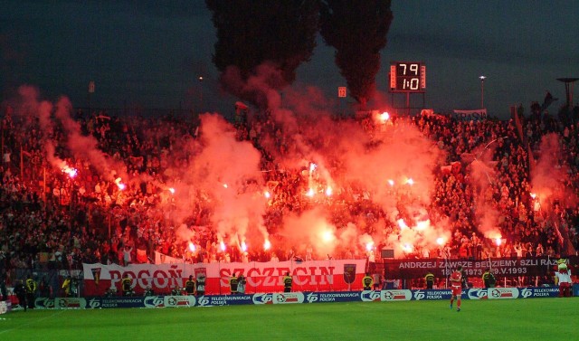 Trybuny Pogoni Szczecin w świetle rac.