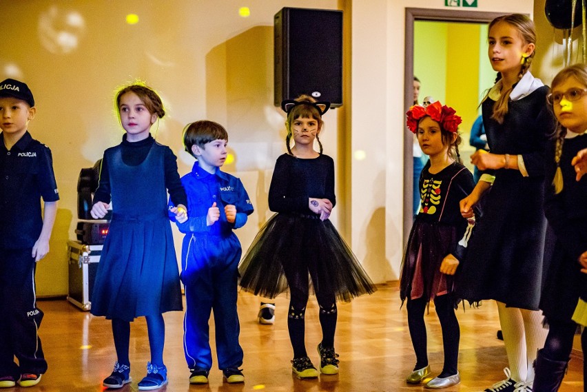 Taniec Wednesday hitem balu karnawałowego w Połańcu! Prawdziwe szaleństwo w Centrum Kultury i Sztuki - zobacz zdjęcia 