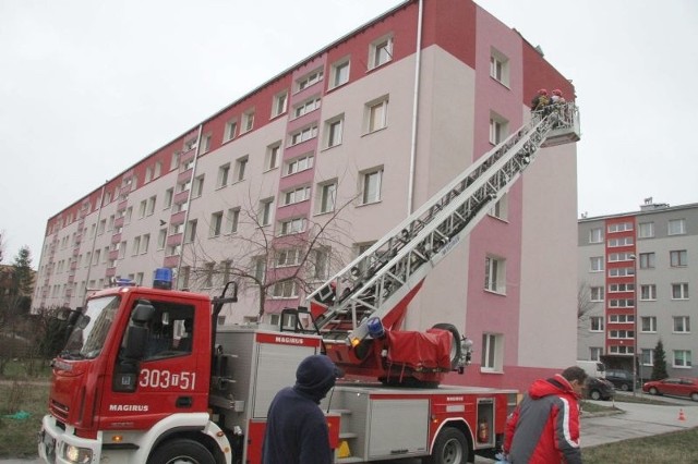Strażacy zabezpieczali dach bloku przy ulicy Jagiellońskiej 18 w Kielcach.