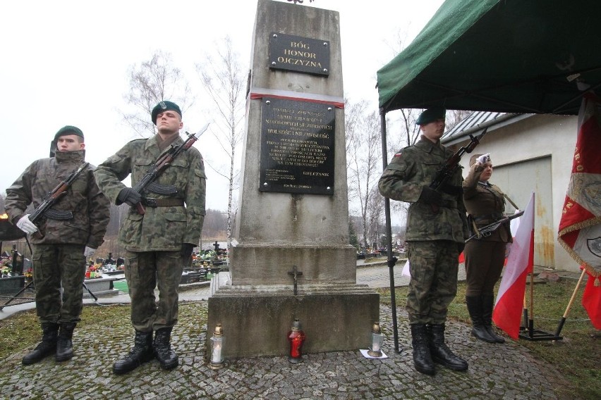 Kielce ku czci Żołnierzy Wyklętych. Uroczystości przed pomnikiem żołnierzy