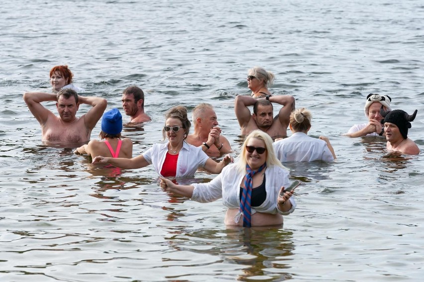 Sezon na morsowanie rozpoczęty! Miłośnicy zimnych kąpieli spotkali się w Pieckach [zdjęcia]