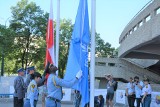Strefa Kultury oficjalnie w rękach ONZ. Rozpoczął się "Dzień 0" Światowego Forum Miejskiego WUF11 2022. Flaga ONZ w centrum miasta