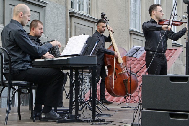 Ahora Tango - Muzyka Astora Piazzolli zachwyciła melomanów, którzy przyszli na plenerowy koncert do ogrodów biblioteki miejskiej w Grudziądzu. To kolejna odsłona festiwalu "Lato na Starym Mieście". W następną sobotę wysłuchamy piosenek poetyckich. Gdzie? W ogrodzie botanicznym.Pogoda na dzień (17.07.2016) | KUJAWSKO-POMORSKIETVN Meteo Active