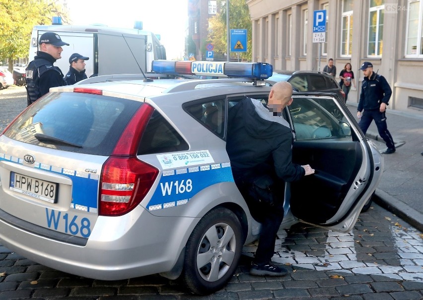 Atak na sąd w Szczecinie. Zarzut usiłowania zabójstwa za atak na strażnika. Jest areszt dla sprawy