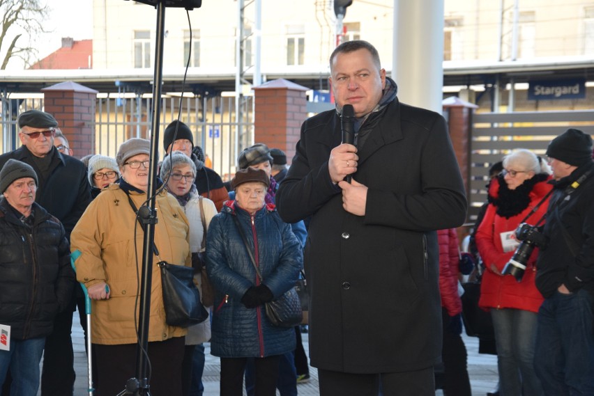 Odsłonięcie płyty pamiątkowej w hołdzie dla Sławomira Pajora w Zintegrowanym Centrum Przesiadkowym [ZDJĘCIA]