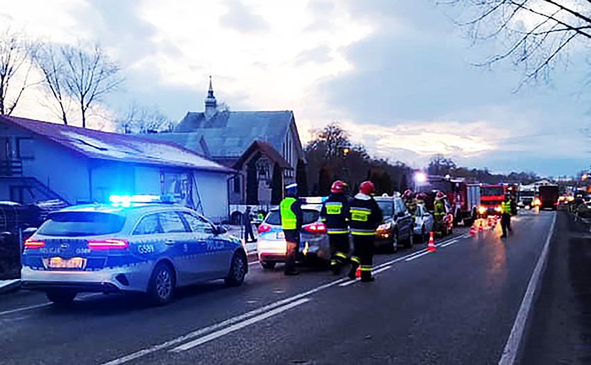 Dwa sądeckie samochody rozbite w wypadku na DK 75 w Tworkowej. Jedna osoba w szpitalu