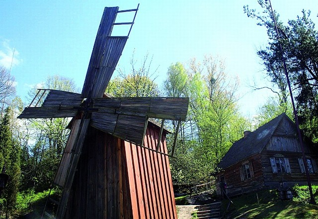 Skansen w Nowogrodzie otwarto w 1927 r. Należy do dwóch najstarszych muzeów budownictwa ludowego w Polsce.