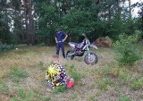 Uciekał przed policjantami na motocyklu. Dopadli go w lesie
