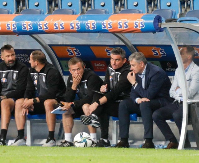 Trener Maciej Kędziorek może stracić pracę, jednak do czołówki najkrótszych kontraktów jeszcze sporo mu brakuje