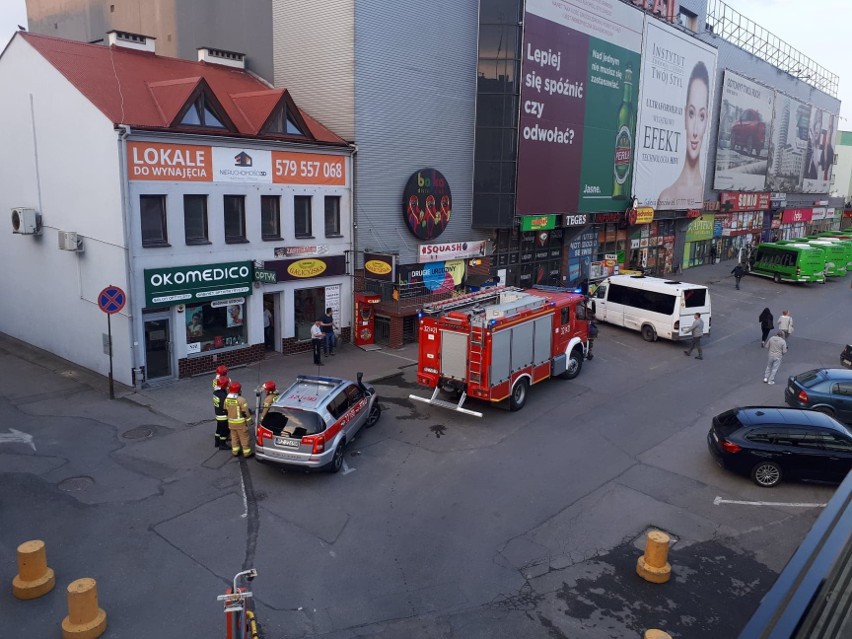 Cztery wozy rzeszowskich strażaków pojawiły się po godz. 18...