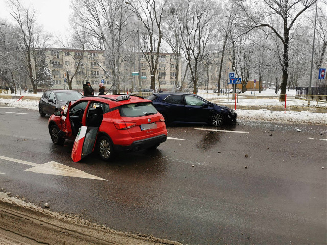 Kolizja na Zwierzynieckiej w Białymstoku. Taksówka zderzyła się z toyotą
