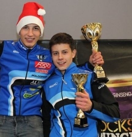 Bartosz Smektała (z prawej) w rywalizacji na torze kartingowym zajął trzecie miejsce. Wygrał nieco starszy od niego Piotr Pawlicki
