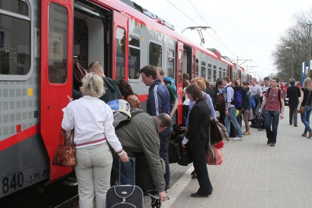 W pociągach między Łodzią i Warszawą panuje tłok. Zamiast zwiększać liczbę wagonów, zmniejszono ją w dwóch pociągach