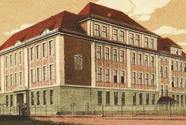 Wzniesiony jeszcze podczas zaborów budynek katolickiej szkoły dla chłopców w Chełmży